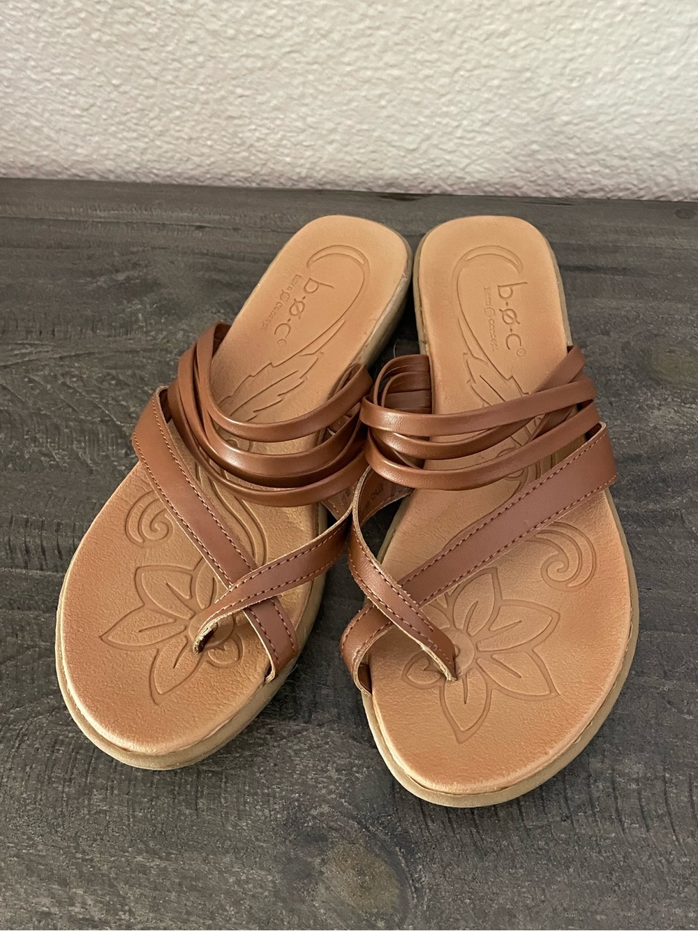 b.o.c. Women's Brown Multi-Strap Toe Loop Sandals